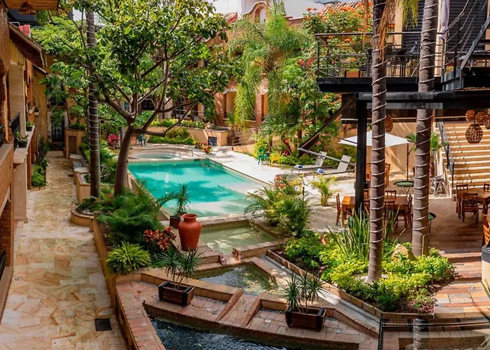 Family Hotel: Casa De Adobe Gallery & Luxury Boutique