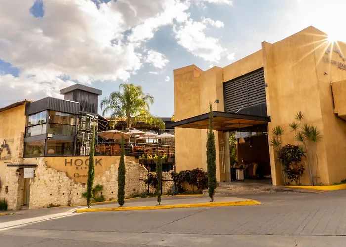 Family Hotel: Casa De Adobe Gallery & Luxury Boutique